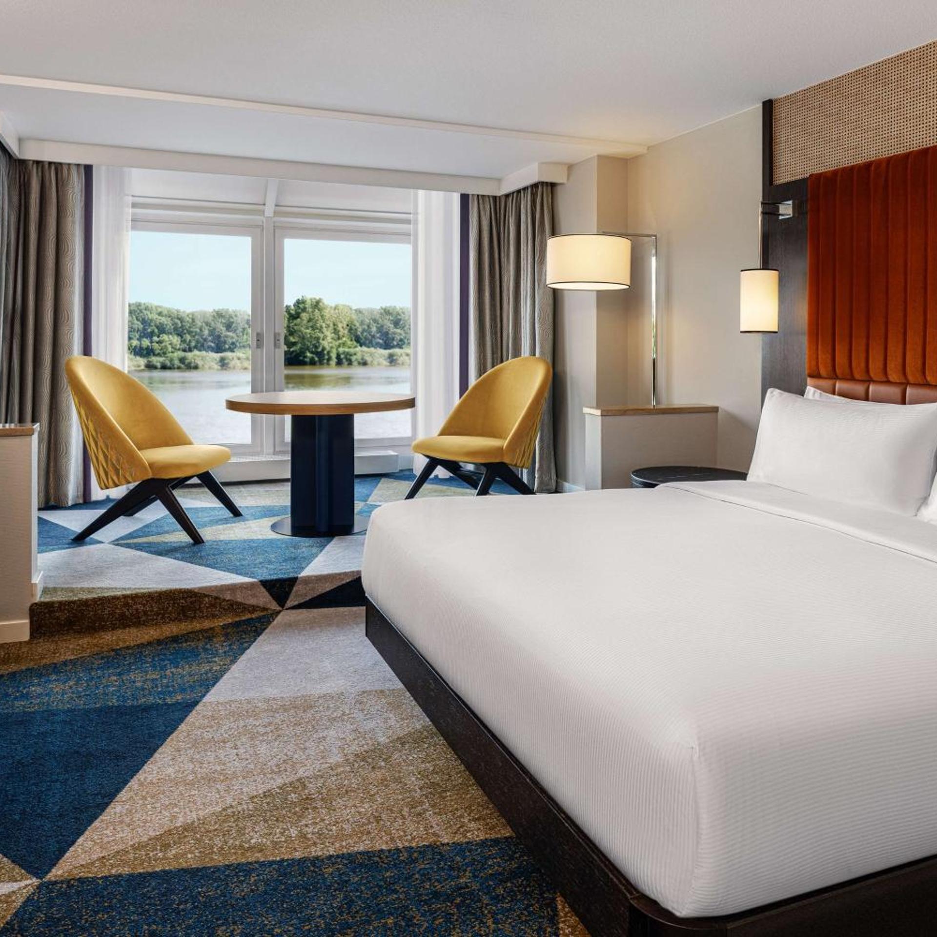 Junior Suite, King Bed, Water Front
