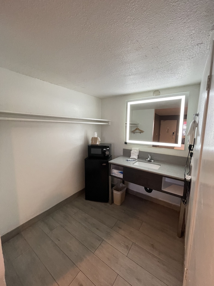 Hotel Milagro (ex Highway Inn Chula Vista) 16/25