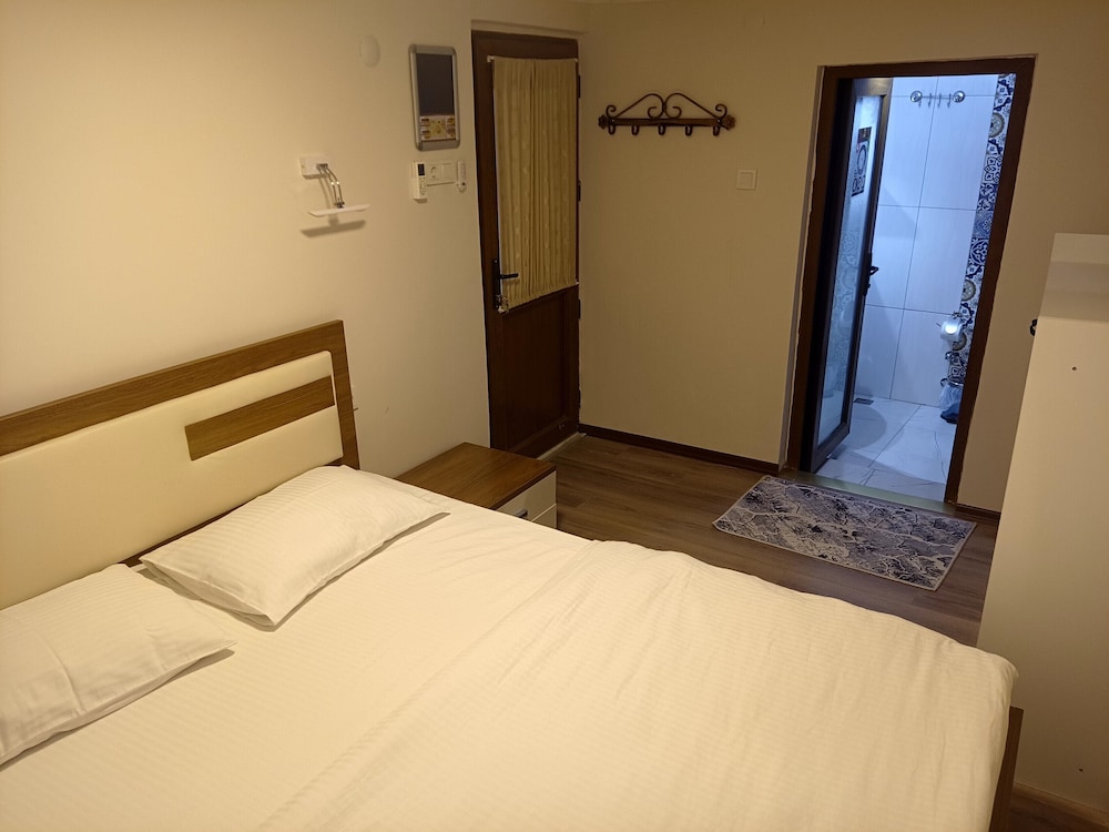 BUSINESS, DOUBLE BED, COURTYARD VIEW