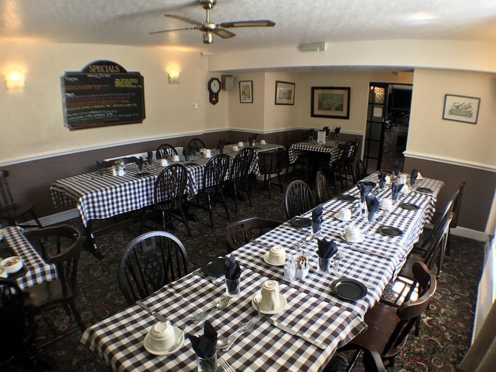 The Fox & Hounds Inn 25/35