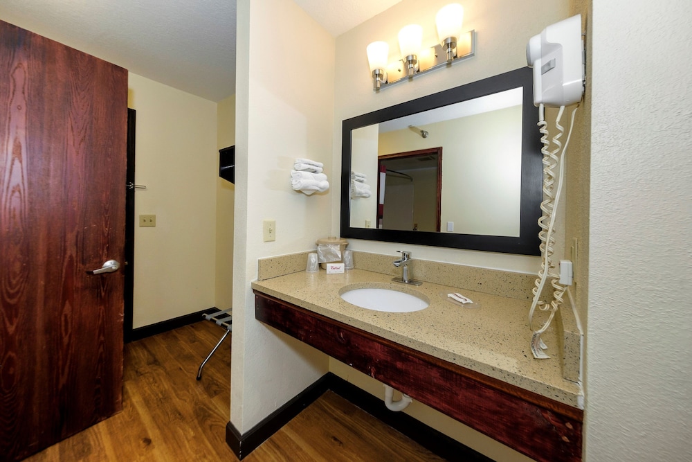 Red Roof Inn Osage Beach 57/60