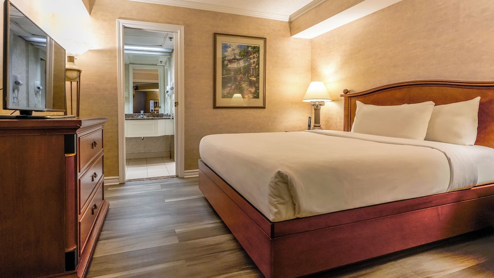 INTERIOR, GARDEN, SUITE, QUEEN BED, SOFA, BALCONY