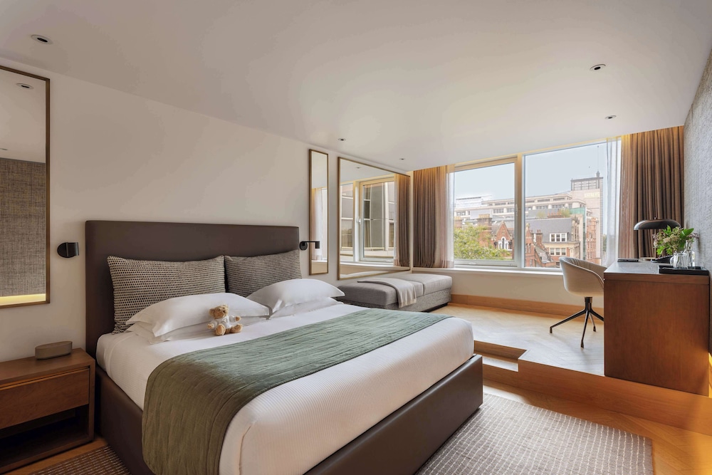 ROYAL, DELUXE, DOUBLE BED