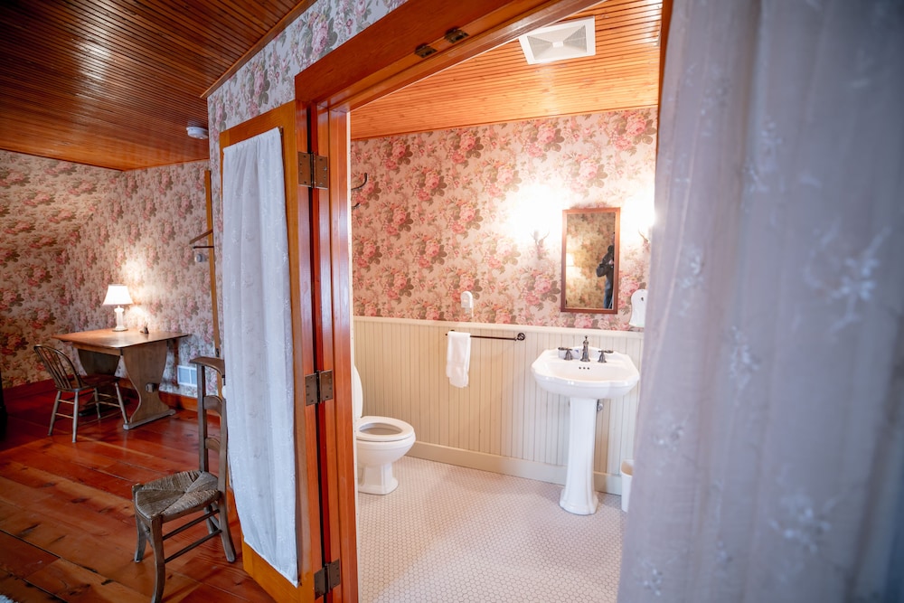 Round Barn Farm B & B Event Center 20/56