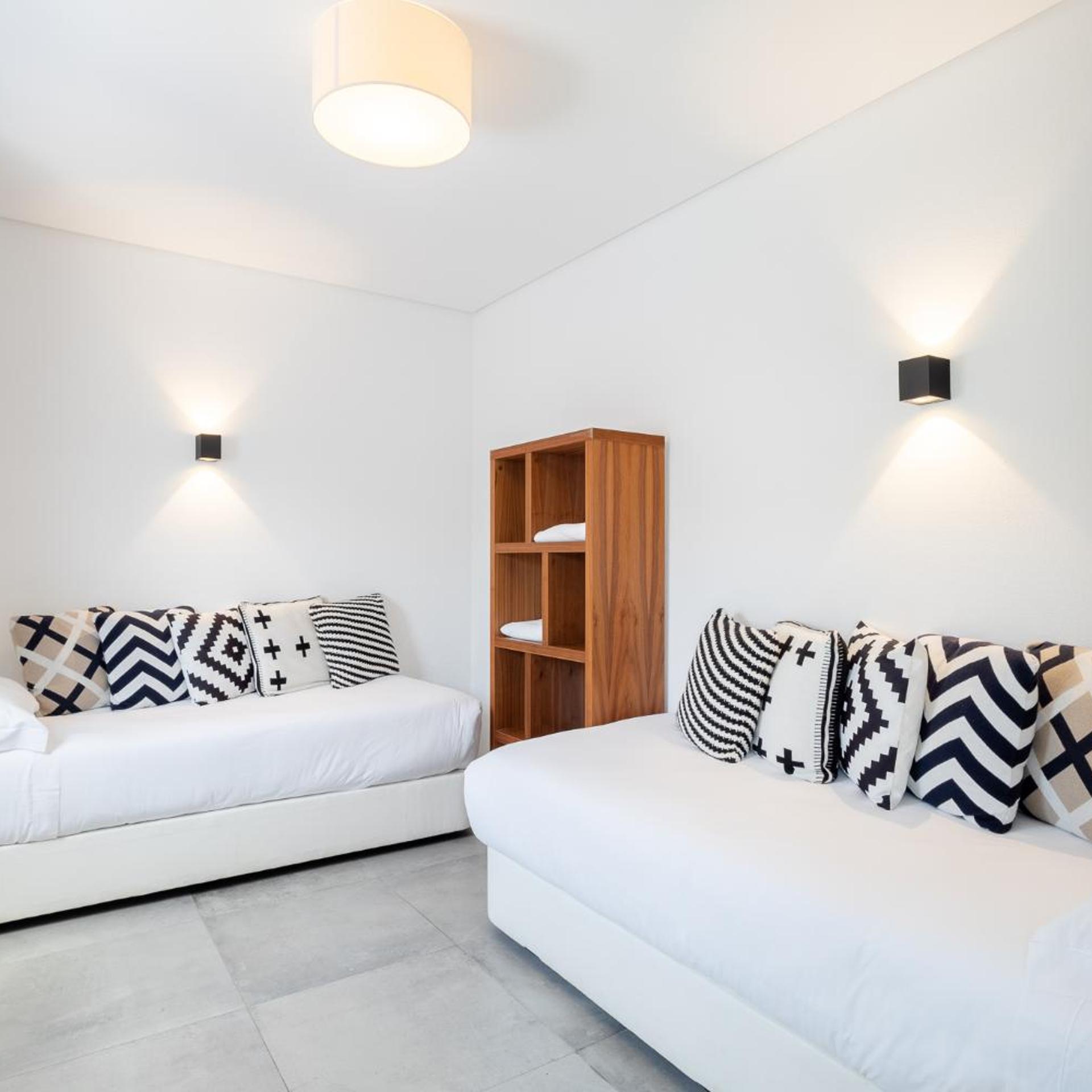 2 Bedrooms, House