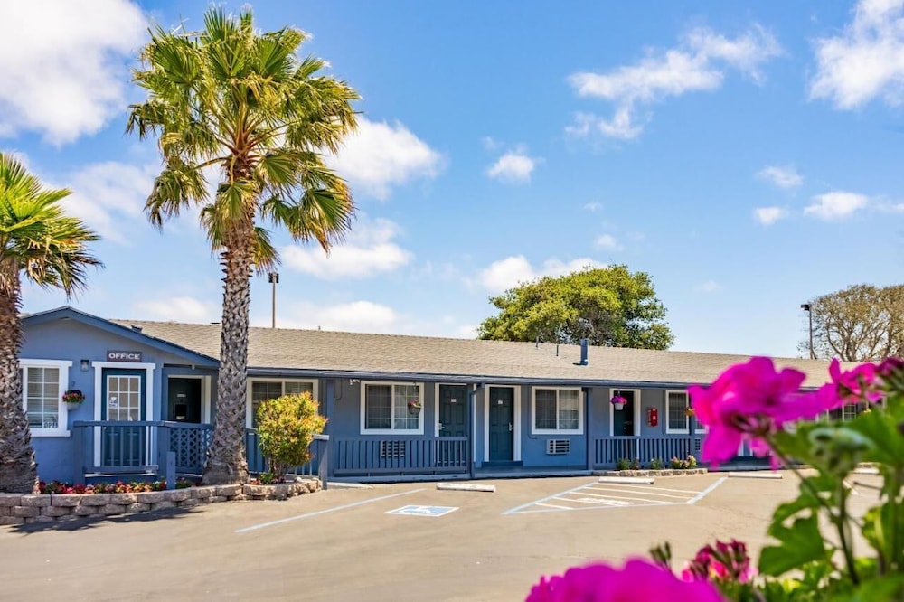 Monterey Fireplace Inn 5/30