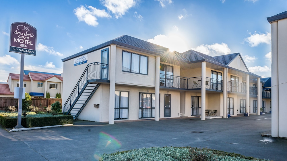 ANNABELLE COURT MOTEL 27/33