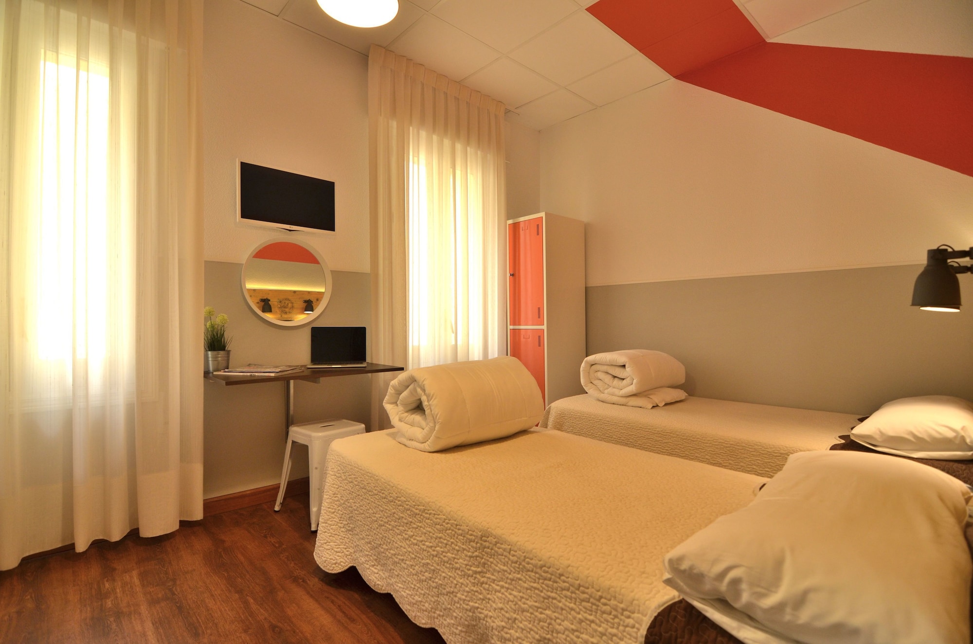 FEMALE DORM, FEMALE ONLY, SHARED BATHROOM