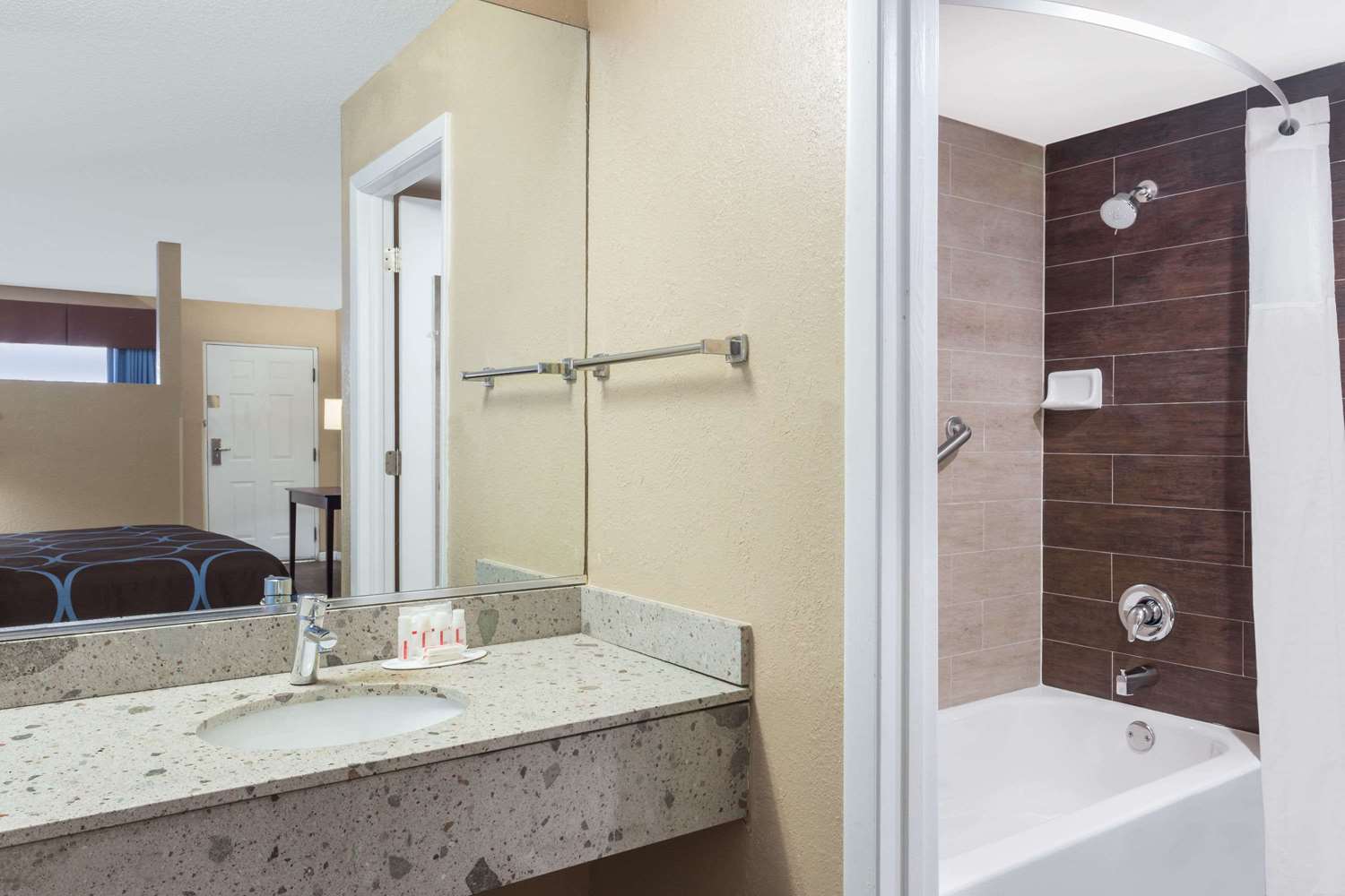 Super 8 by Wyndham Ellenton Bradenton Area 28/29