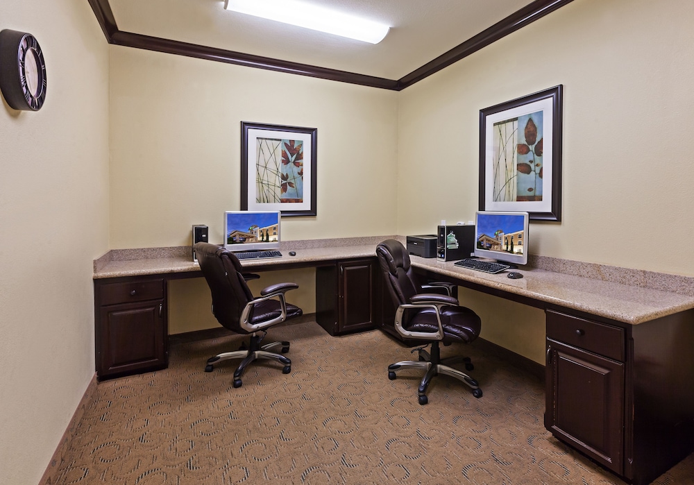 Holiday Inn Express Hotel & Suites Victoria 49/52