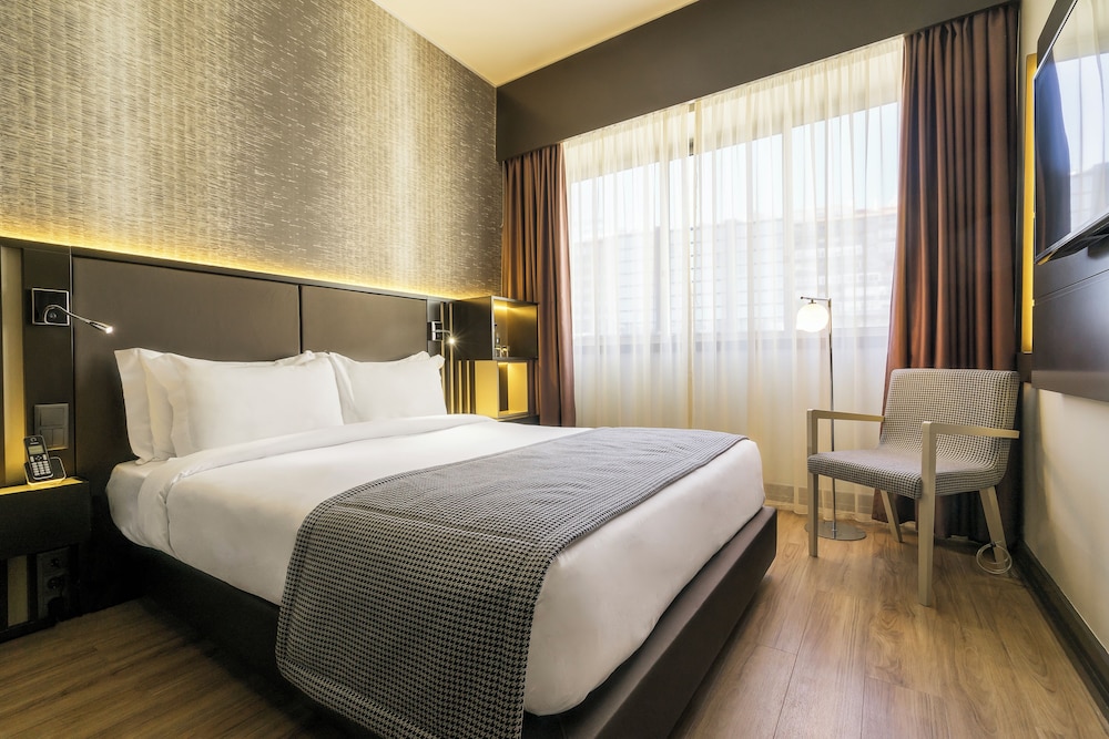 STANDARD, QUEEN BED