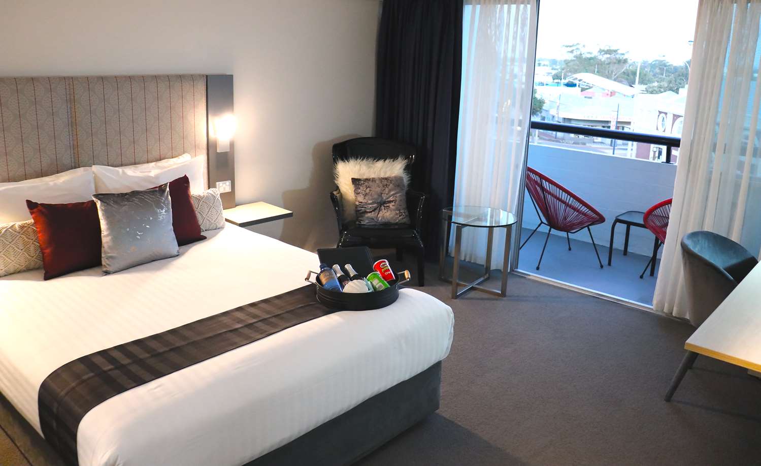 Apartment, 2 Queen Beds, Sofa, Living Area, Jetted Tub, Balcony, Kitchenette