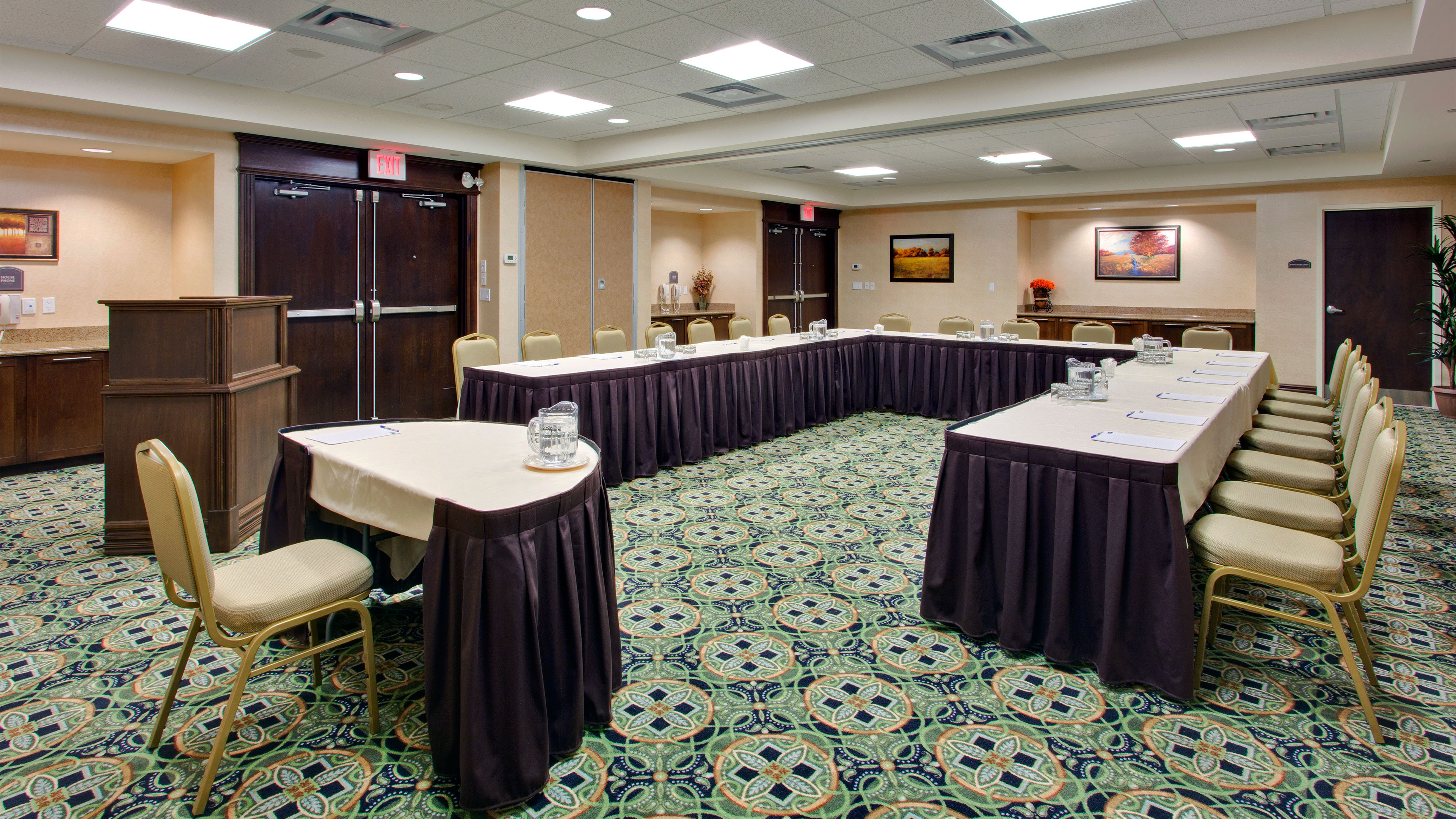 Holiday Inn Express Suites 52/66