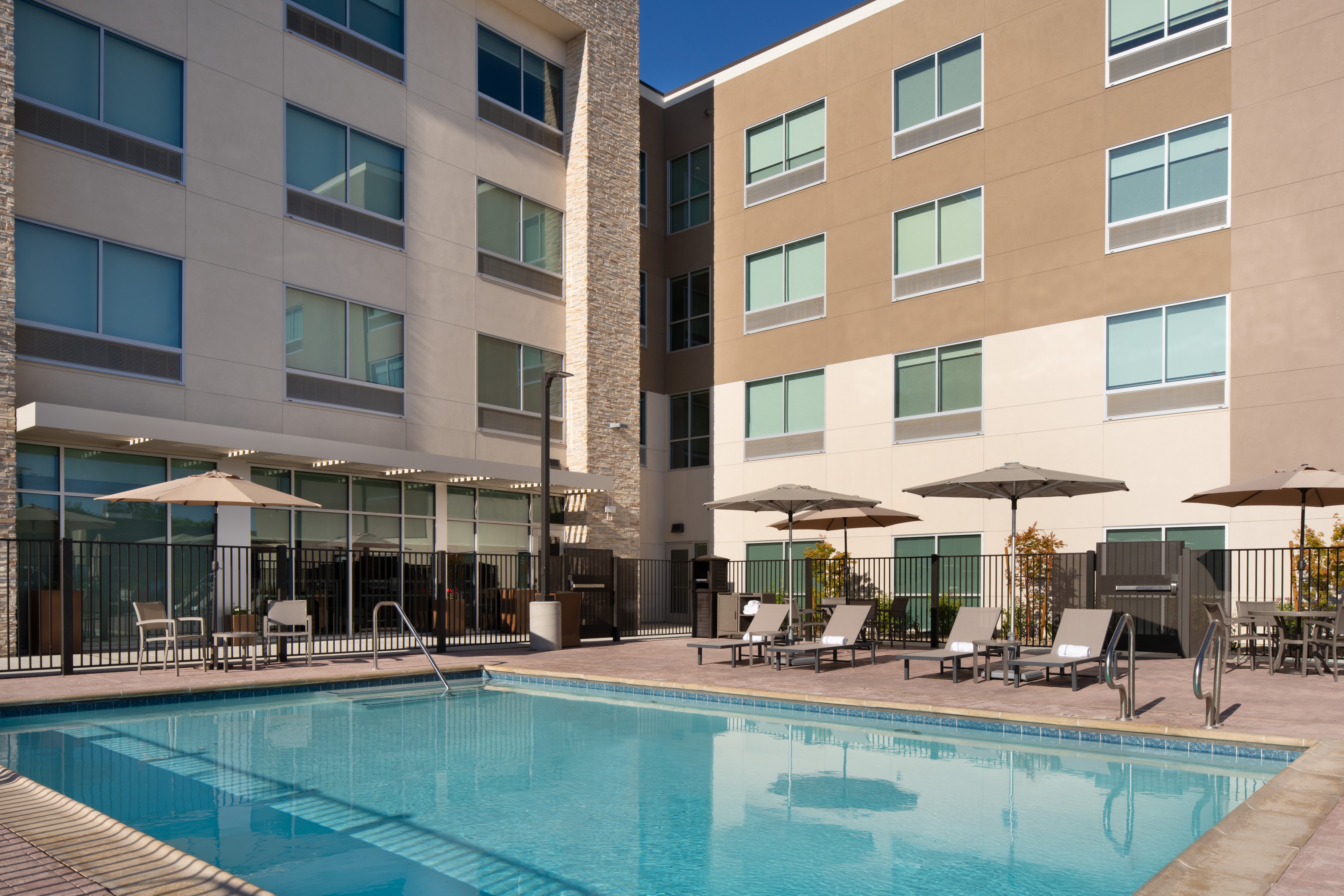 Holiday Inn Express & Suites Fresno Airport 24/25