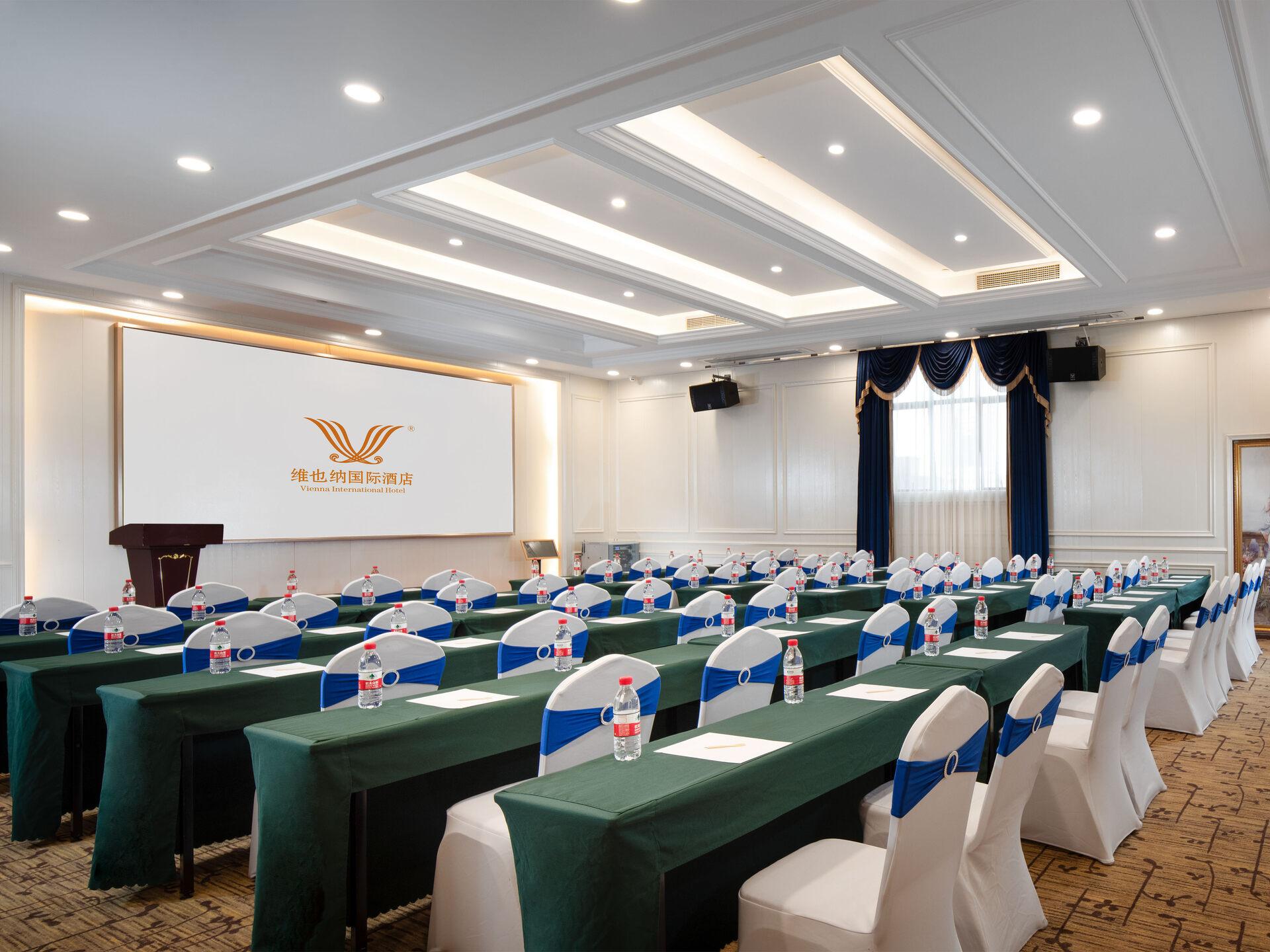 Vienna International Hotel (Maoming High-speed Railway Station) 52/57
