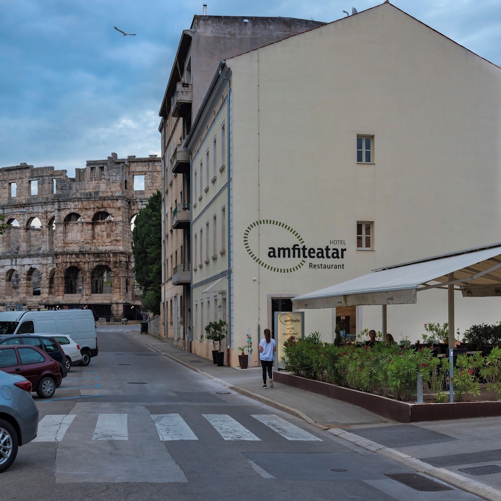 Hotel Amfiteatar 52/63