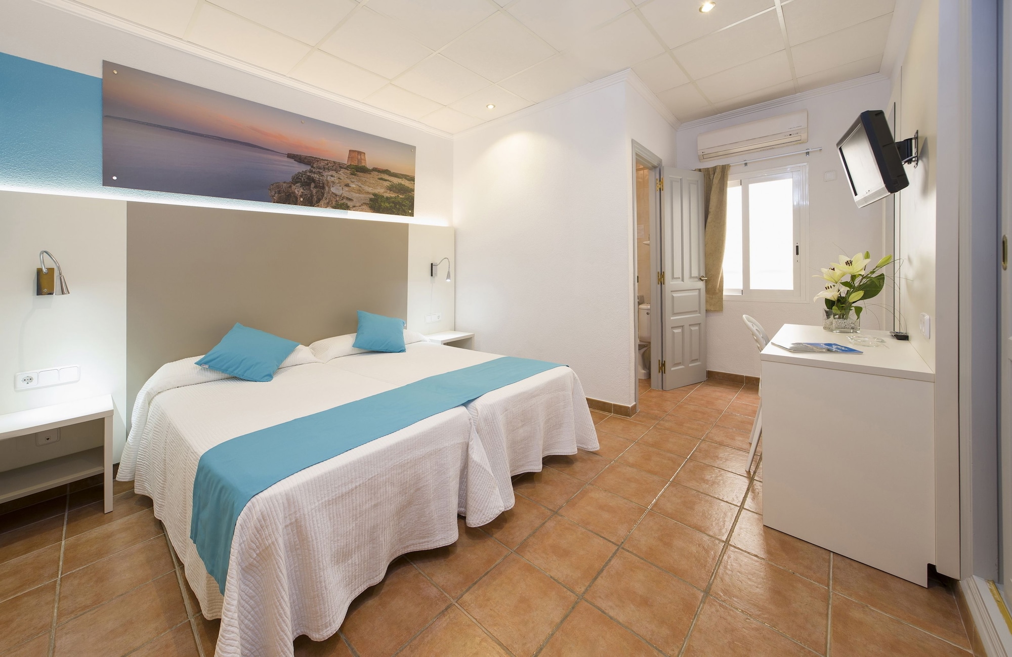 ROOM, TWIN BEDS