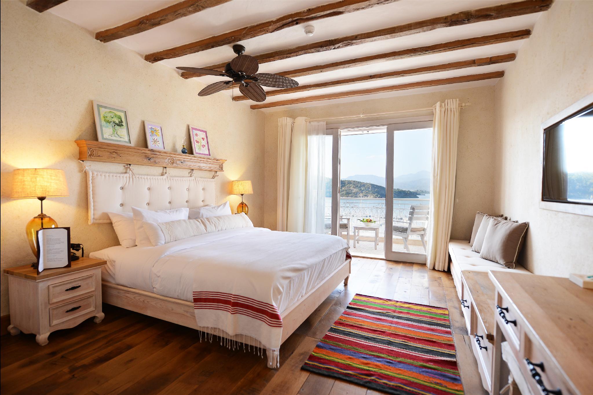 Superior, Queen Bed, Sea View