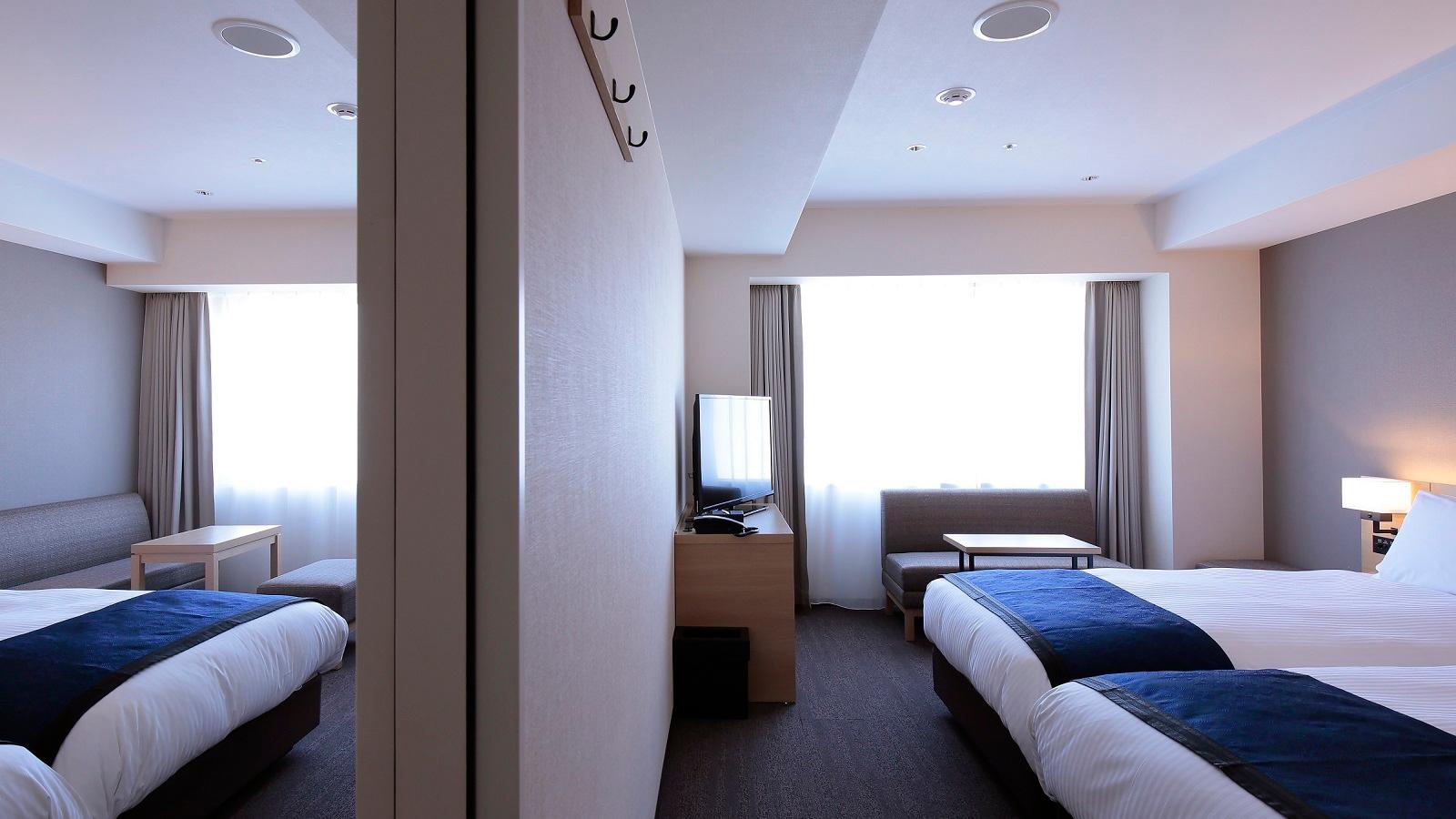 Connecting, Hollywood, Superior, Twin Beds