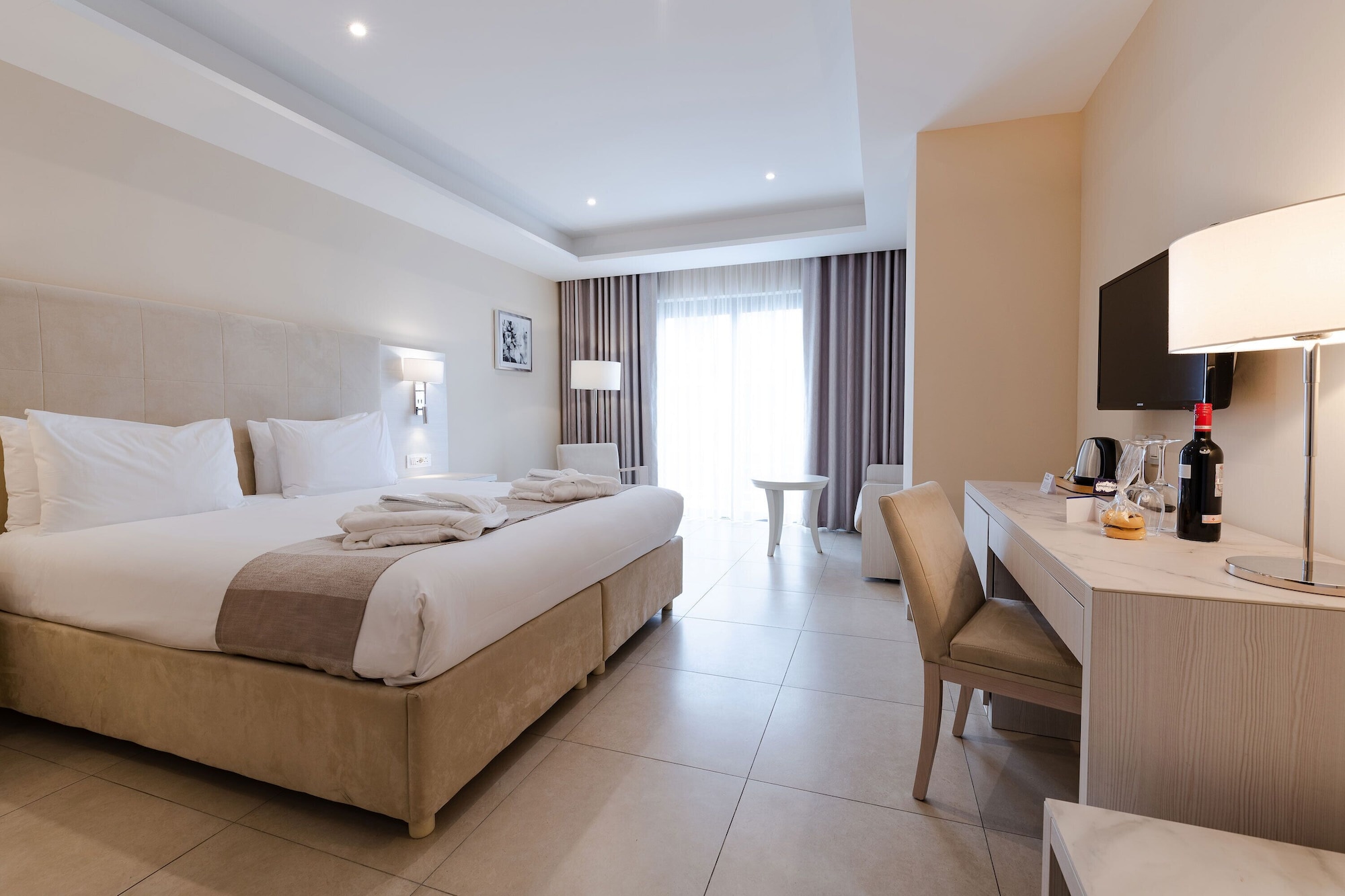 جناح جونيور ديلوكس بسريرين منفصلين مع أريكة بجاكوزي، Maritim Antonine Hotel and Spa Malta 2/4