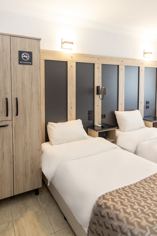 Galley Hotel 14/50