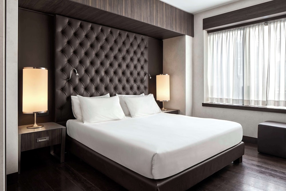 SUITE, KING BED