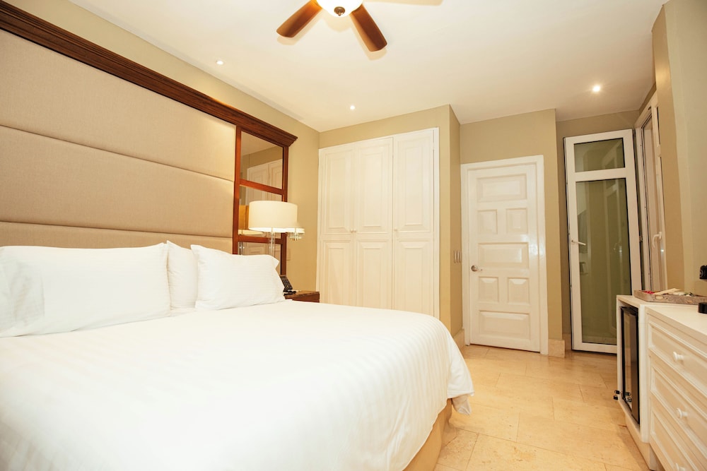 COLONIAL, DELUXE, KING BED