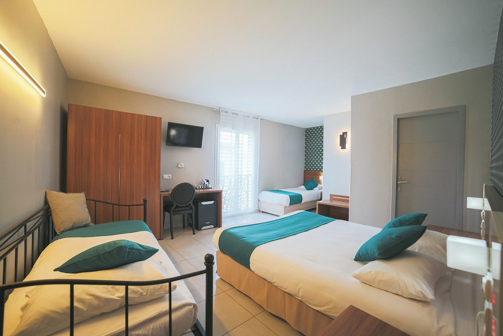 Hotel Holidays and Work 7/44