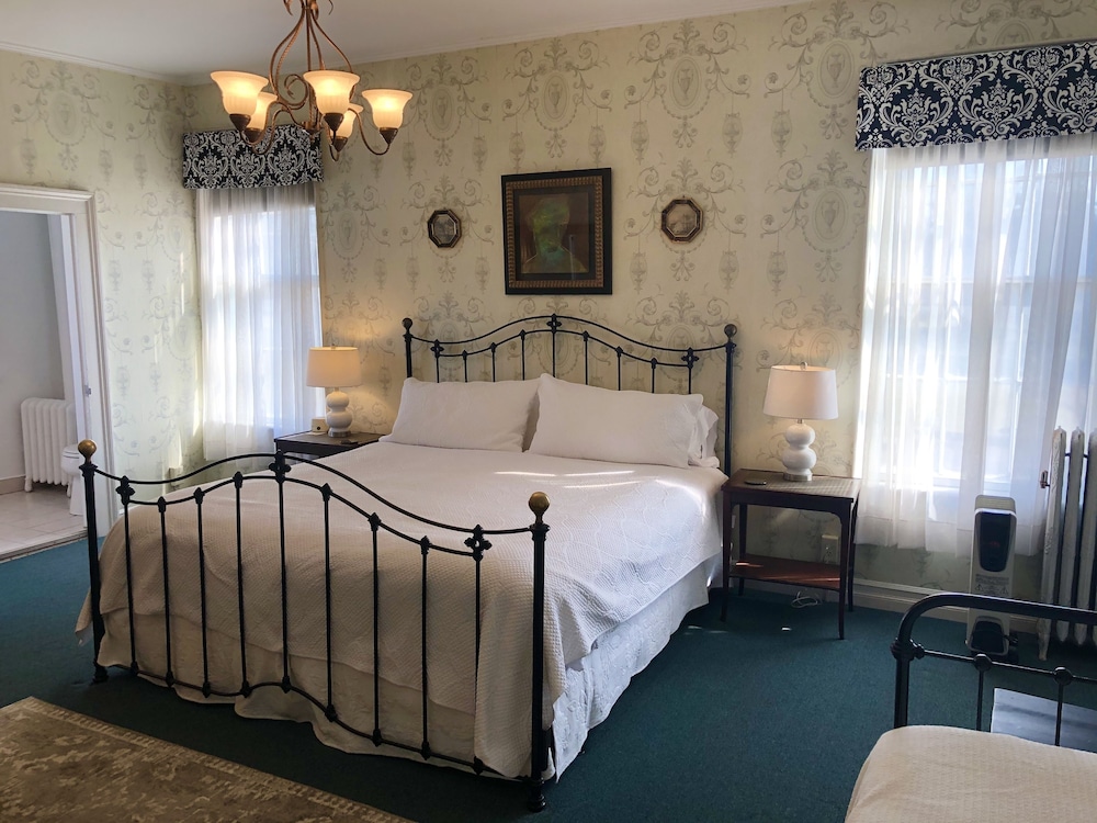 Rogues Harbor Inn 11/50