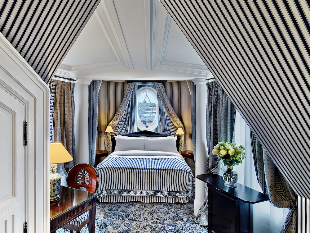 Lobby at Le Dokhan's, Paris Arc de Triomphe, a Tribute Portfolio Hotel, PARIS