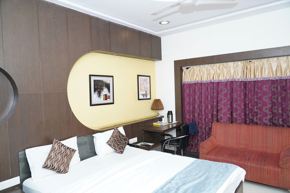 OYO Premium Paldi Cross Road 25/75