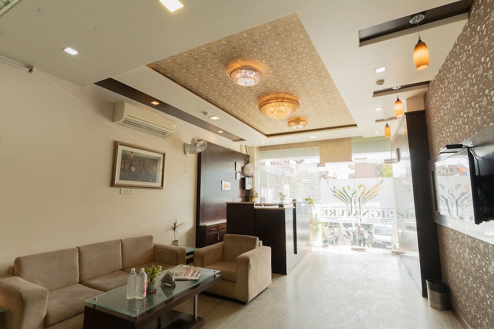 Fabhotel Signature Inn 41/50