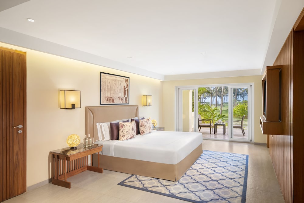 جناح جونيور بسرير كينج بإطلالة على البحر بمنطقة جلوس، Taj Exotica Resort Spa Goa 2/9