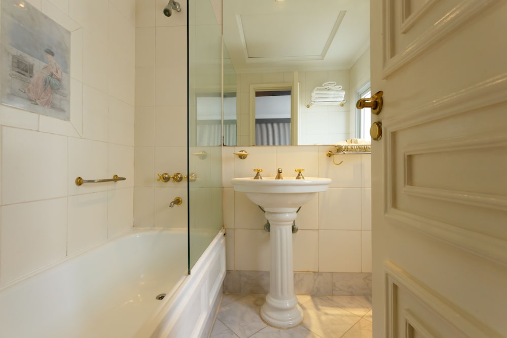 Midtown Boutique Hotel 67/70