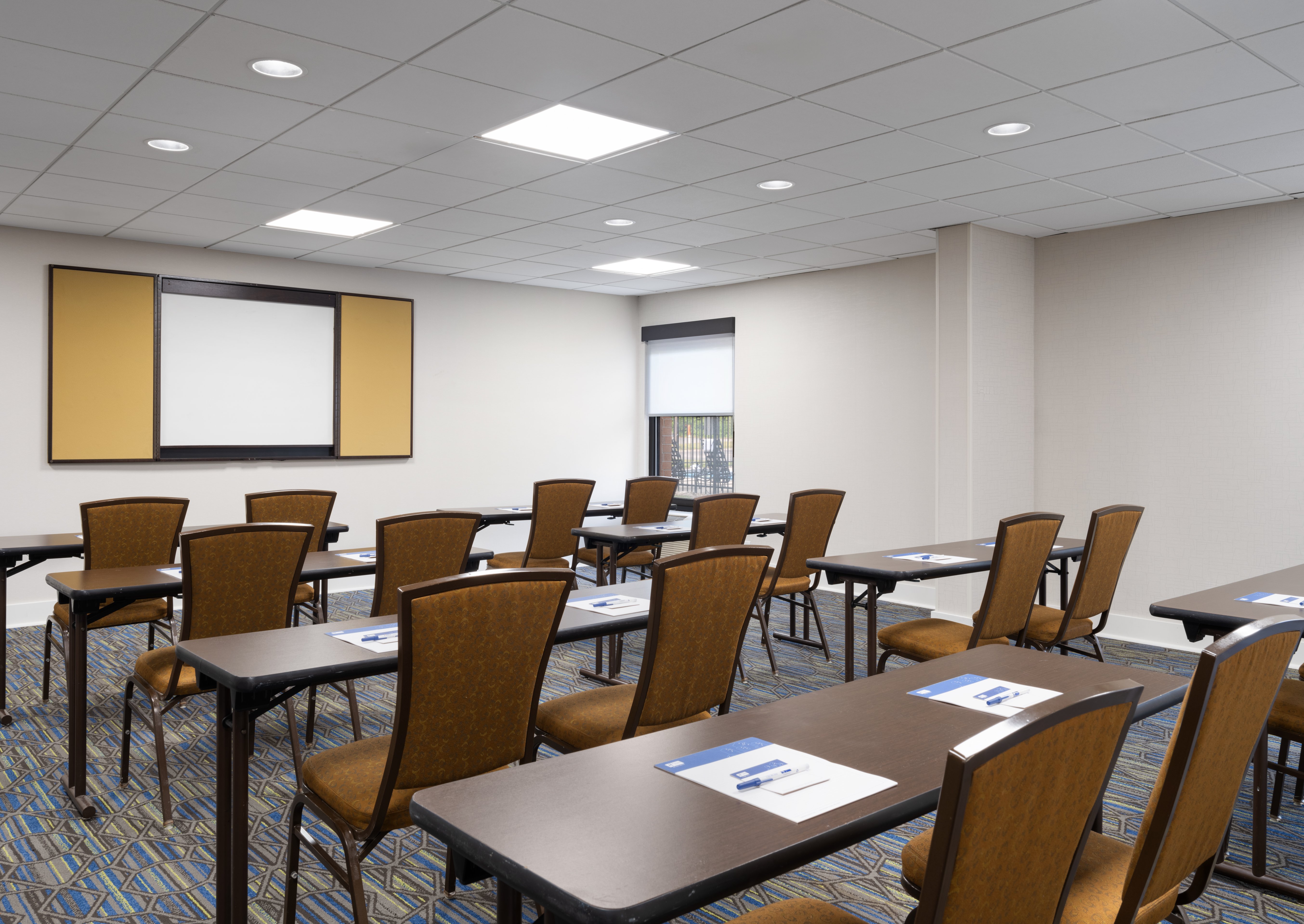 Holiday Inn Express Indianapolis Airport 71/80