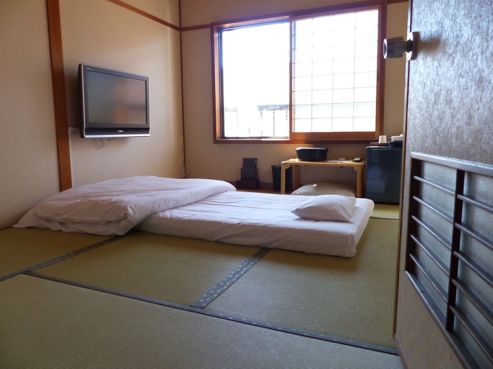 JAPANESE, TWIN BEDS, SHARED BATHROOM