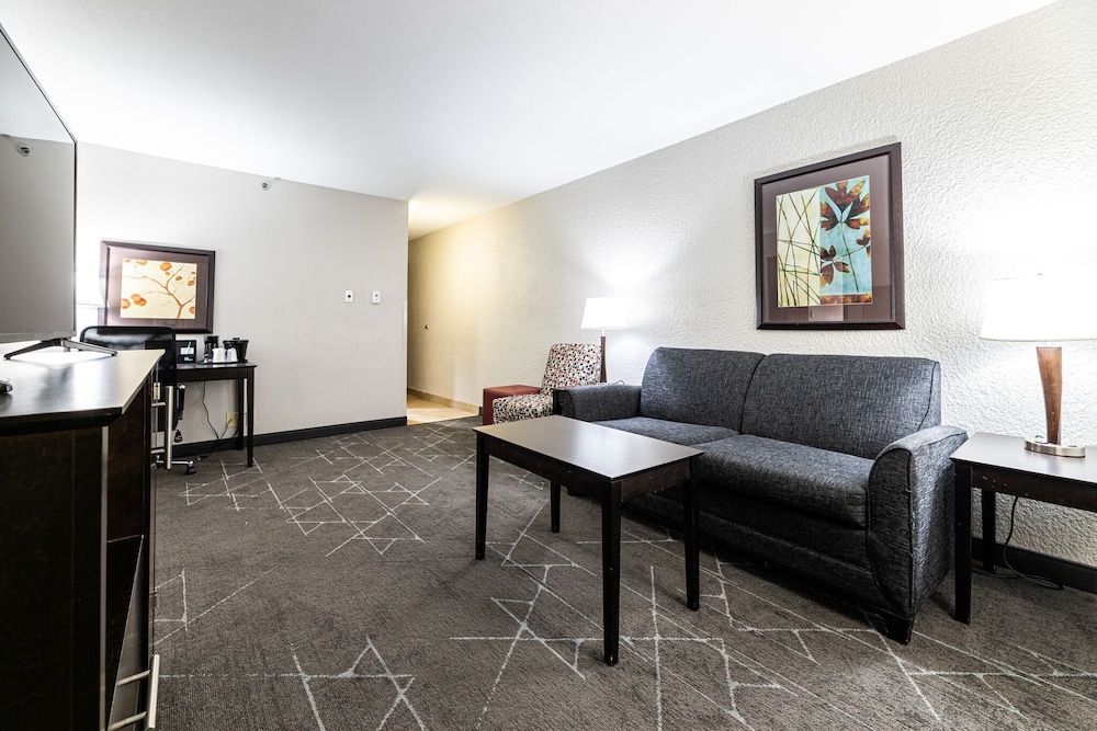 La Quinta Inn & Suites by Wyndham Dallas I-35 Walnut Hill Ln 33/46