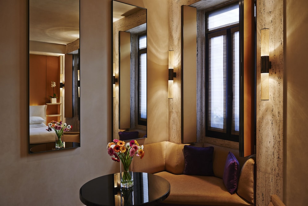 Park Hyatt Milano Hotel 10/93