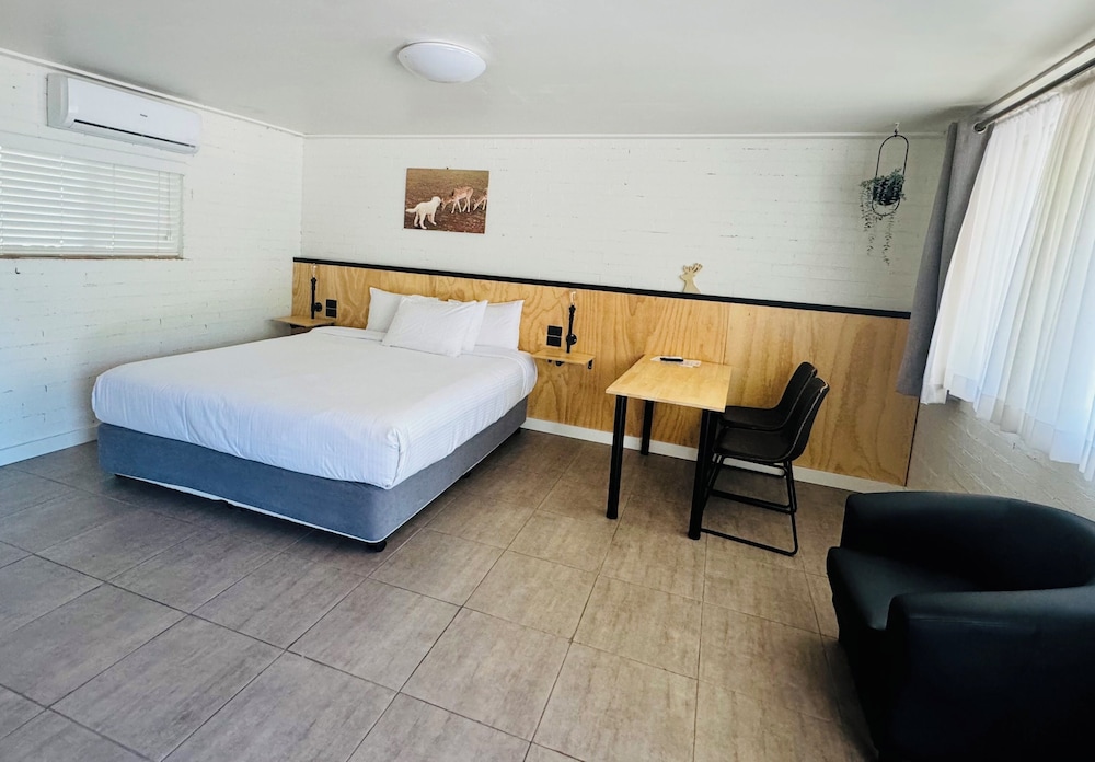 Deer Park Motor Inn And Restaurant 3/50