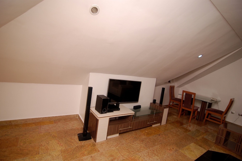 The Grosvenor Suite 32/47