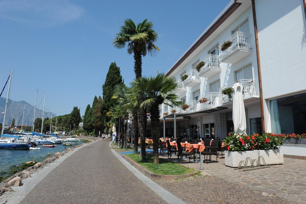 Hotel Excelsior Bay 46/50