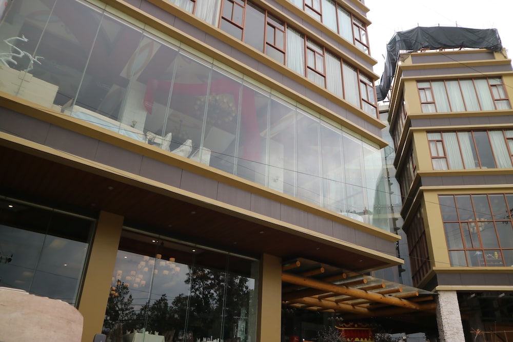 Paragon Hotel And Suites 2/50