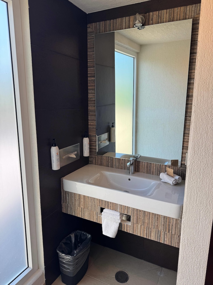 Upgrade, Suite, King Bed، Comfort Inn Puebla Centro Historico 2/3