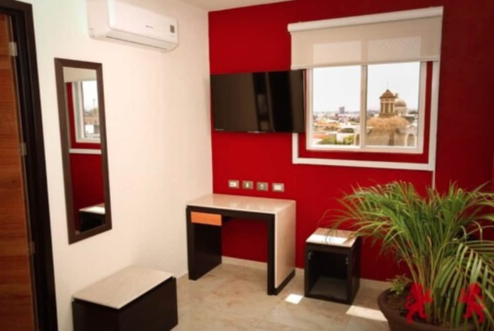 Hotel Leones 30/37