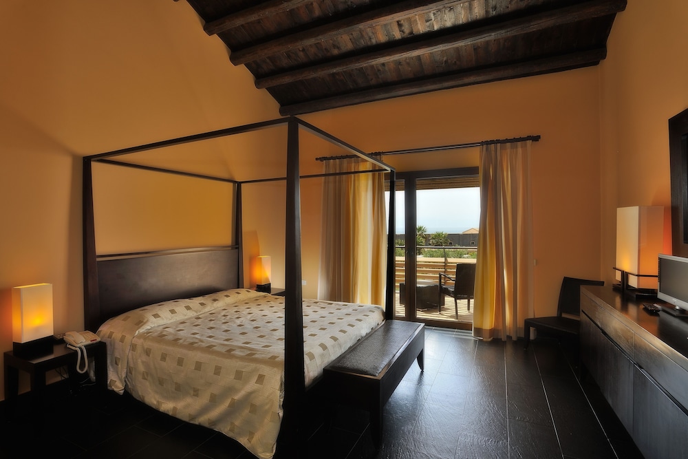 Deluxe, Queen and Twin Beds