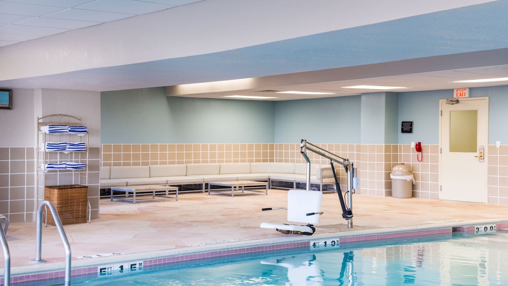 Holiday Inn Hotel Suites Warren 24/53