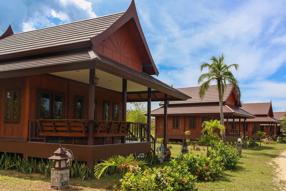 ThaiLife Wellness & Meditation Resort 10/80