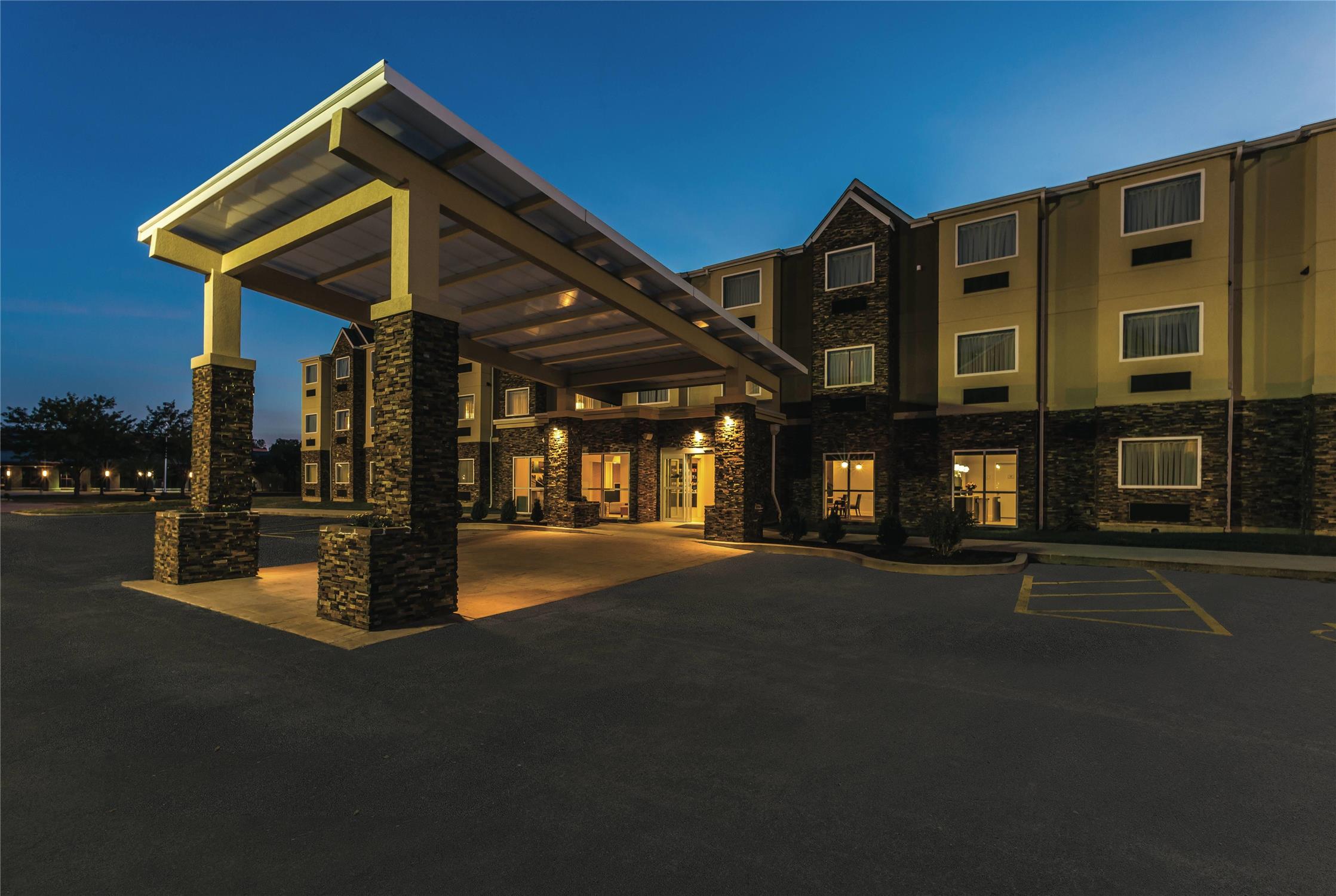 La Quinta Inn & Suites by Wyndham Collinsville - St. Louis 42/42