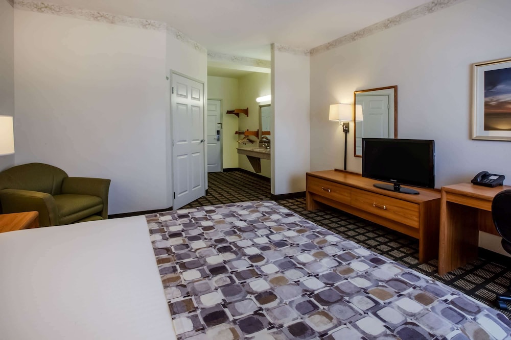 Baymont By Wyndham Mackinaw City 28/34