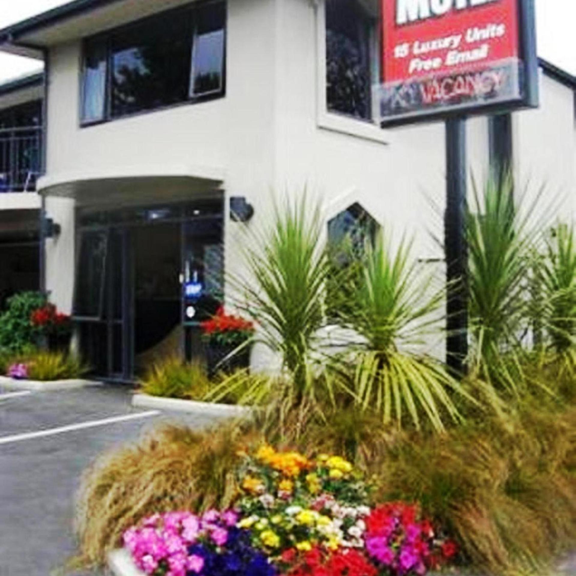 AZENA MOTEL 7/50
